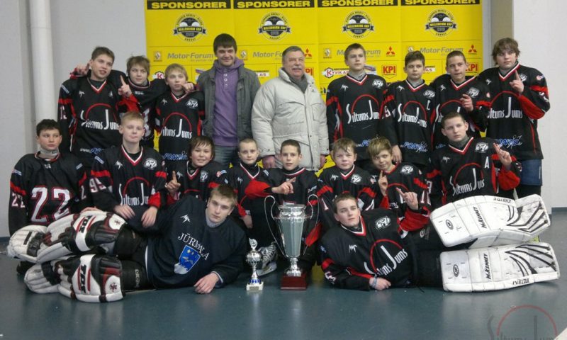 MONUM atbalsta Latvijas EVHS hokeja skolu