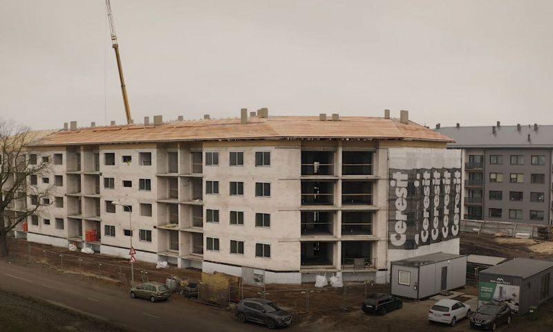 Projektā “Mārupes nami” pabeigta ēkas karkasa izbūve un jumta konstrukciju montāža